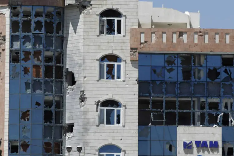 Destruição no Iêmen: prédios ficaram esburacados com as marcas de balas (Khaled Abdullah/Reuters)