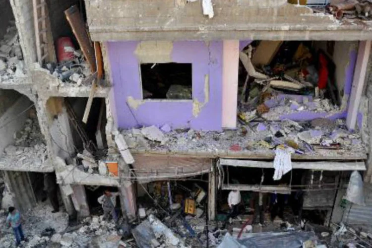 Prédio destruído em Homs: EI assumiu controle de parte de um campo de petróleo na região (AFP)