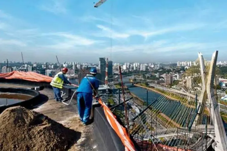 Prédio em construção em São Paulo: método artesanal nas obras explica a baixa eficiência do setor no Brasil (Germano Lüders/EXAME.com)