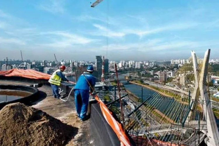 
	Constru&ccedil;&atilde;o: a Abramat acredita que o varejo dever&aacute; manter as vendas em um n&iacute;vel elevado ao longo de 2013.
 (Germano Lüders/EXAME.com)