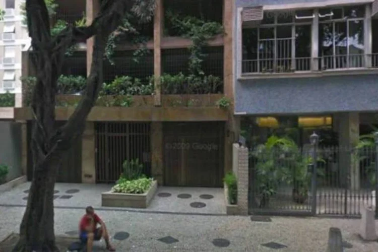 Prédio no Rio: mancha de sangue ficou exatamente no local onde o rapaz está sentado (Reprodução/Google Maps)