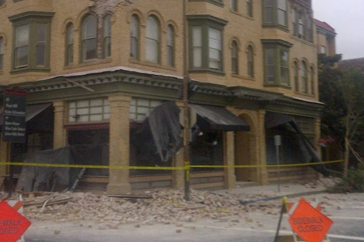 
	Pr&eacute;dio danificado &eacute; visto no centro de Napa, ap&oacute;s o terremoto que atingiu a Calif&oacute;rnia
 (Jim Christie/Reuters)