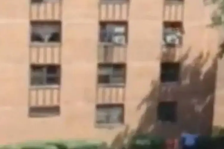 Menina salta de prédio em NY e é salva por motorista de ônibus (em azul) (Reprodução/YouTube)
