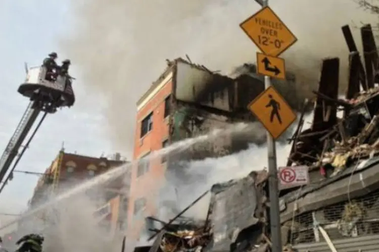 Prédio do Harlem, em Nova York, fica destruído e em chamas após explosão (12/3/2014) (Reprodução/Twitter)