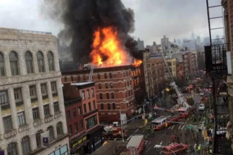 Prédio de cinco andares no East Village, em Manhattan, NY: várias viaturas do Corpo de Bombeiros estão no local (Scott Westerfeld/Reuters)