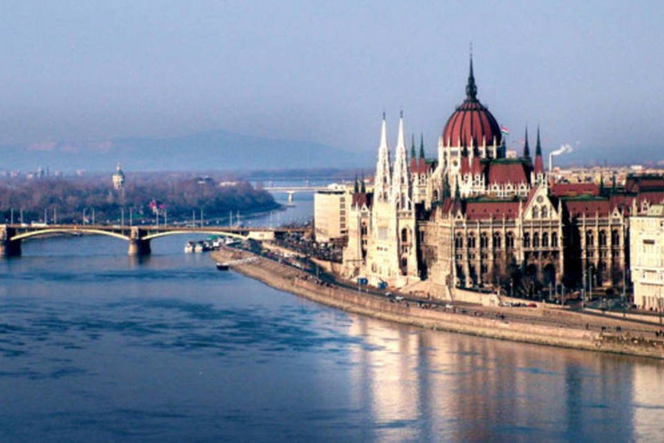 UE ameaça suspender ajuda à Hungria por déficit excessivo