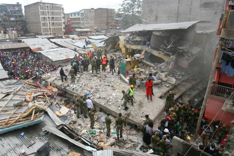 
	Nair&oacute;bi: as equipes de resgate continuam buscando quase 100 desaparecidos
 (Gregory Olando / Reuters)