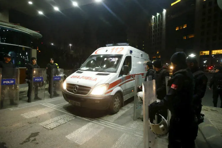 Ambulância sai de prédio onde promotor foi mantido refém por grupo extremista em Istambul, Turquia (Osman Orsal/Reuters)