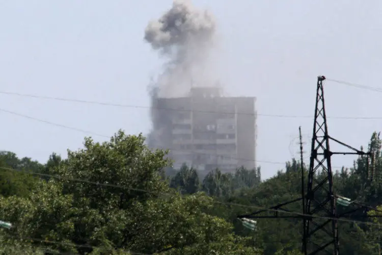 Fumaça sai de prédio na Ucrânia: conflito já deixou mais de 1.200 mortos, diz a ONU (Sergei Karpukhin/Reuters)