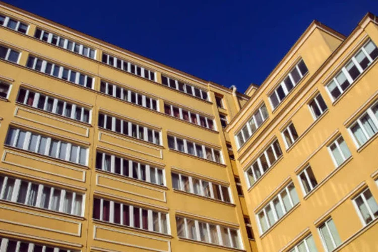 
	Do valor total do cr&eacute;dito imobili&aacute;rio, R$ 239,582 bilh&otilde;es se referem a empr&eacute;stimos concedidos com taxas reguladas pelo governo e R$ 26,909 bilh&otilde;es a taxas de mercado
 (Stock.Xchange)