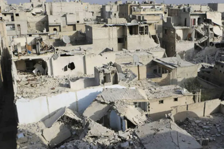 Visão geral dos prédios danificados pelo que os ativistas dizem ter sido um ataque aéreo das forças leias ao presidente Bashar al-Assad em Alepo, na Síria (Hosam Katan/Reuters)