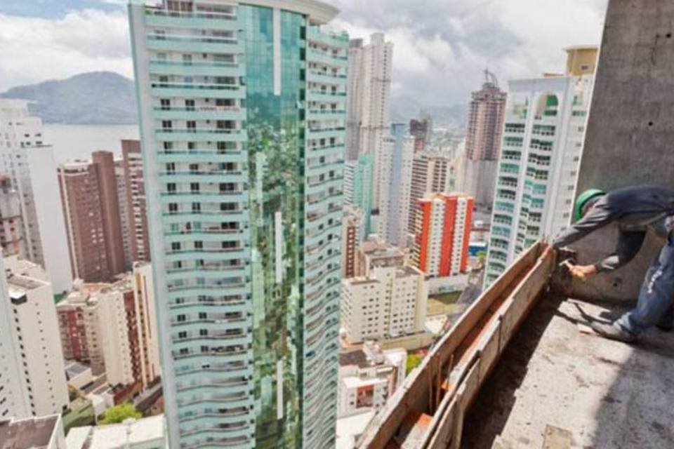 Prédios em Camboriú, SC, disputam recordes de altura