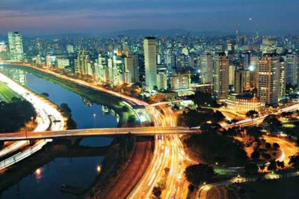 Grupo invade prédio comercial em São Paulo