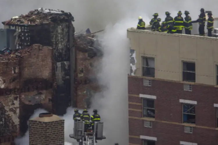 
	Bombeiros de Nova York examinam destro&ccedil;osd e dois pr&eacute;dios em Nova York: mais de 60 pessoas ficaram feridas depois da explos&atilde;o na manh&atilde; de quarta
 (Eric Thayer/Reuters)