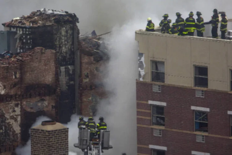 
	Bombeiros de Nova York examinam destro&ccedil;os e dois pr&eacute;dios em Nova York, ap&oacute;s uma explos&atilde;o: segundo o saldo provis&oacute;rio de v&iacute;timas, o incidente causou oito mortes
 (Eric Thayer/Reuters)