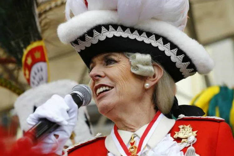 Prefeita de Colônia, Henriette Reker, participa do Carnaval da cidade (Wolfgang Rattay/Reuters)