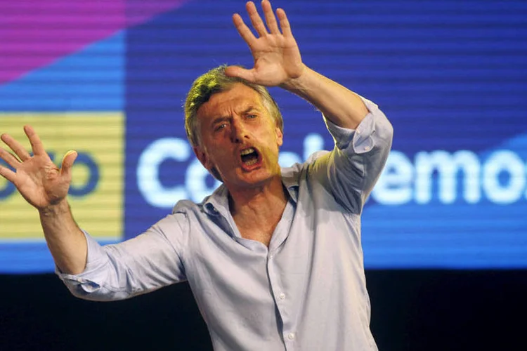 
	Disputa ser&aacute; entre o conservador Mauricio Macri (foto) e o governista Daniel Scioli
 (REUTERS/Enrique Marcarian)