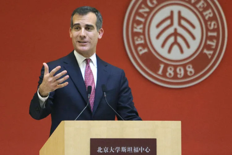 Prefeito de Los Angeles, Eric Garcetti, durante uma conferência na Universidade de Pequim, na China  (Jason Lee/Reuters)