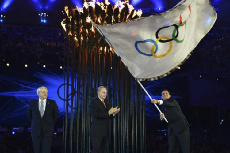 Prefeito do Rio de Janeiro, Eduardo Paes, segura bandeira olímpica após recebê-la do presidente do COI, Jacques Rogge (C), e do prefeito de Londres, Boris Johson, durante cerimônia de encerramento das Olimpíadas (Reuters)