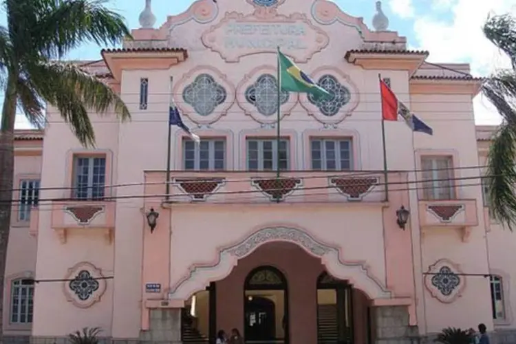 
	Prefeitura municipal de Teres&oacute;polis: obra foi instalada na Avenida Feliciano Sodr&eacute;, no &uacute;ltimo dia 19
 (Wikimedia Commons)