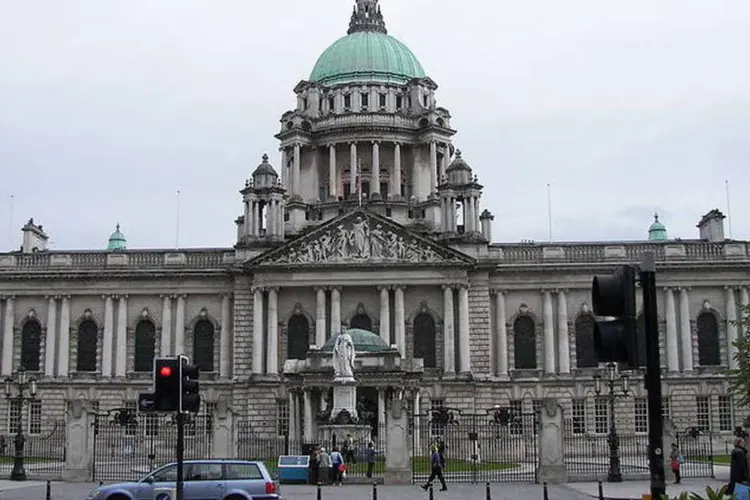 
	Prefeitura de Belfast, na Irlanda do Norte: Presos entre as duas linhas de fogo, os agentes da PSNI foram atacados pelas duas fac&ccedil;&otilde;es
 (Wikimedia Commons/Wikimedia Commons)