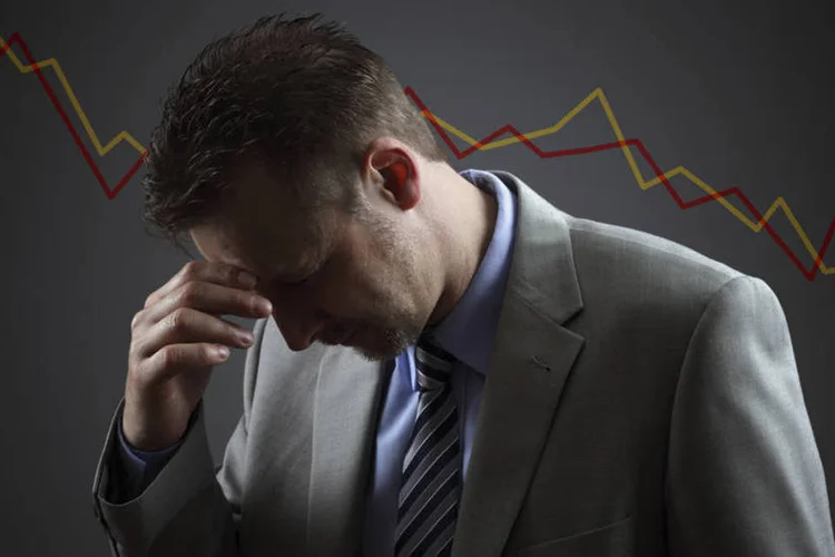 
	Homem preocupado e gr&aacute;fico que indica preju&iacute;zo: Internauta pergunta como declarar resultados negativos obtidos em opera&ccedil;&otilde;es isentas de IR
 (BrianAJackson/Thinkstock)