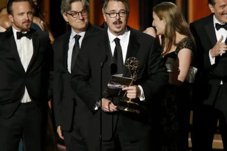 
	Produtor Vince Gilligan, de &quot;Breaking Bad&quot;, recebe o pr&ecirc;mio de melhor s&eacute;rie dram&aacute;tica, durante a 66&ordf; cerim&ocirc;nia do Emmy
 (Mario Anzuoni/Reuters)