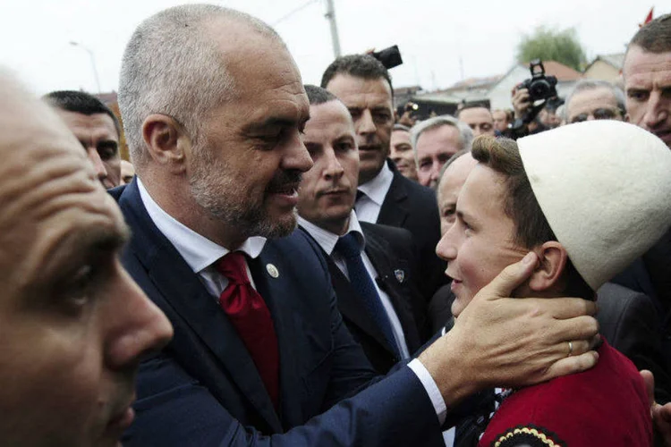 O primeiro-ministro da Albânia, Edi Rama, cumprimenta garoto durante visita à Sérvia (Ognen Teofilovski/Reuters)