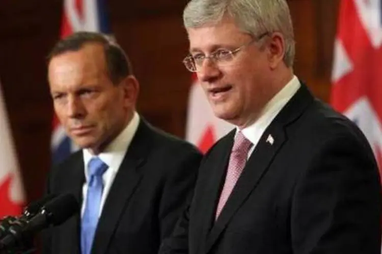 
	Premi&ecirc; canadense Stephen Harper (d) em coletiva de imprensa com o australiano, Tony Abbott
 (AFP)