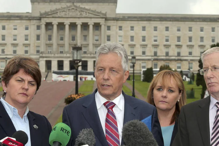 
	Premi&ecirc; da Irlanda do Norte, Peter Robinson, renuncia: Robinson havia dito que ele e os ministros do DUP renunciariam a menos que o Parlamento suspendesse as atividades para enfrentar a crise
 (Reuters / Stringer)