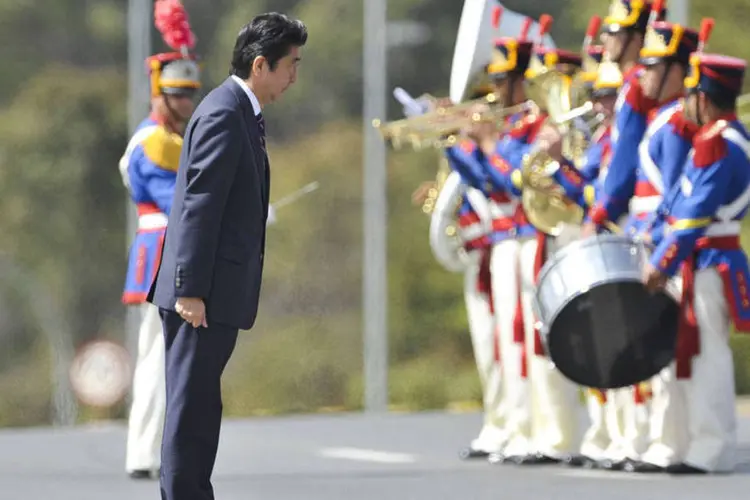 Shinzo Abe é recebido por Dilma, na rampa do Palácio do Planalto (Antônio Cruz/Agência Brasil)
