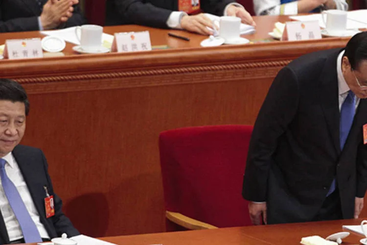 Premiê chinês Li Keqiang se curva próximo ao presidente Xi Jinping durante a cerimônia de abertura da sessão anual do Parlamento em Pequim (Barry Huang/Reuters)