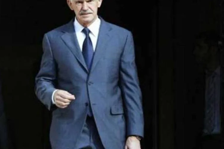 Boa parte da Grécia e muitos líderes europeus reagiram com assombro depois que Papandreou anunciouque submeteria o plano de resgate para a aprovação do povo grego (Angelos Tzortzinis/AFP)