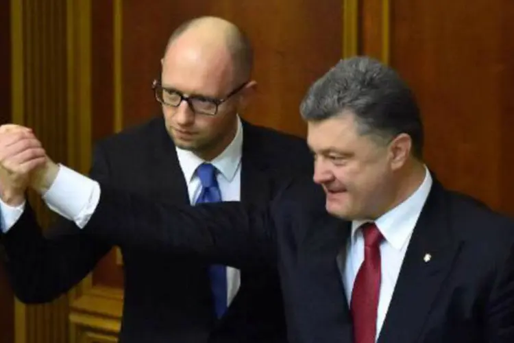 O primeiro-ministro da Ucrânia, Arseni Yatseniuk (e), e o presidente, Petro Poroshenko (Serguei Supinsky/AFP)