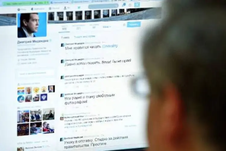 Página do premiê russo, Dmitri Medvedev, no Twitter: hackers publicaram 8 tuítes (Yuri Kadobnov/AFP)
