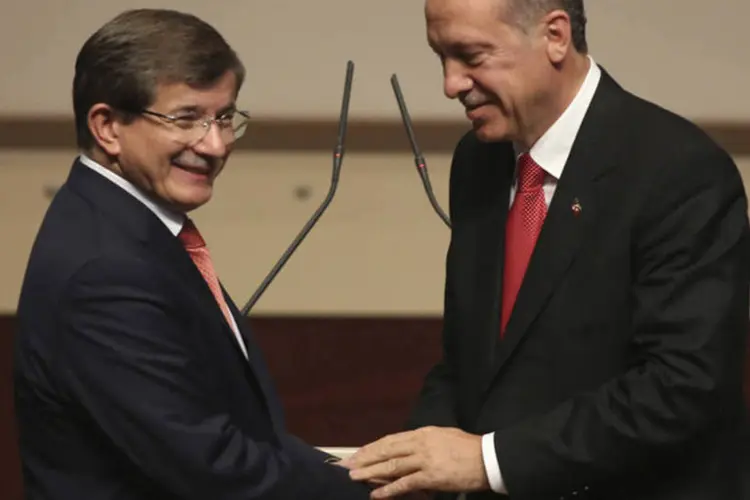 Premiê turco Erdogan e chanceler Davutoglu durante encontro do partido AK em Ancara (Reuters)