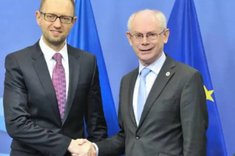 
	O presidente do Conselho Europeu, Herman Van Rompuy (d), e o premi&ecirc; da Ucr&acirc;nia, Arseni Yatseniuk: ap&oacute;s a assinatura do acordo, l&iacute;deres debater&atilde;o&nbsp;depend&ecirc;ncia energ&eacute;tica
 (Georges Gobet/AFP)