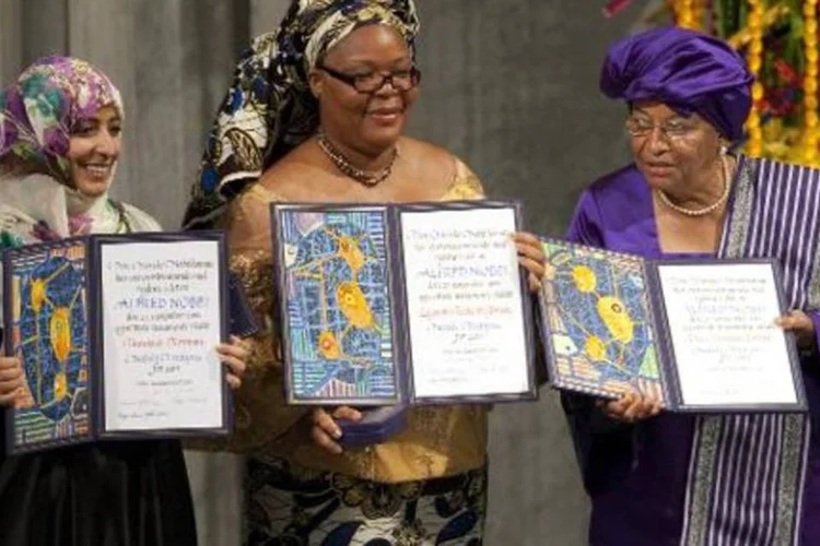 As ganhadoras de 2011 participam da cerimônia de premiação, em Oslo (Odd Andersen/AFP)