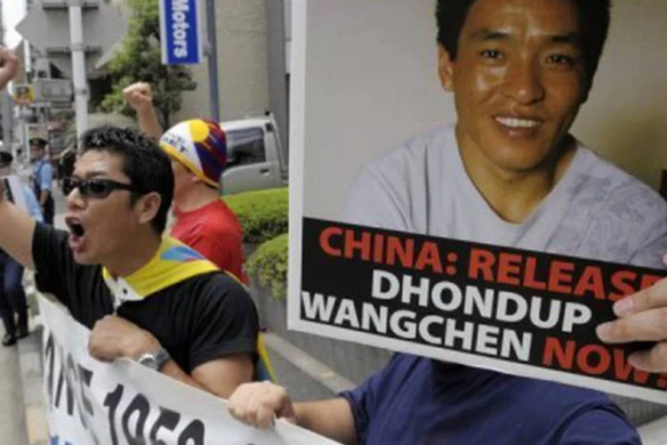 Manifestantes pedem a libertação de Dhondup Wangchen, diante da embaixada chinesa em Tóquio: Dhondup Wangchen foi condenado a seis anos de prisão (©AFP/File / Toshifumi Kitamura)