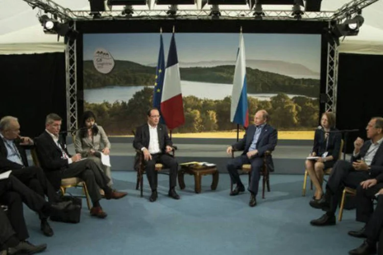 O presidente francês François Hollande (E) e o presidente russo Vladimir Putin (D) na Irlanda do Norte em 17 de junho (AFP / Ian Langsdon)