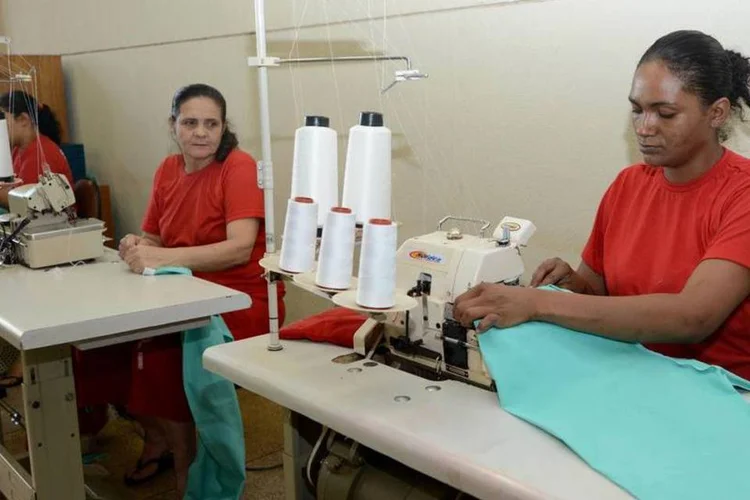 Mulheres trabalham em presídio misto de Uberlândia, em Minas Gerais (Omar Freire/Imprensa MG)