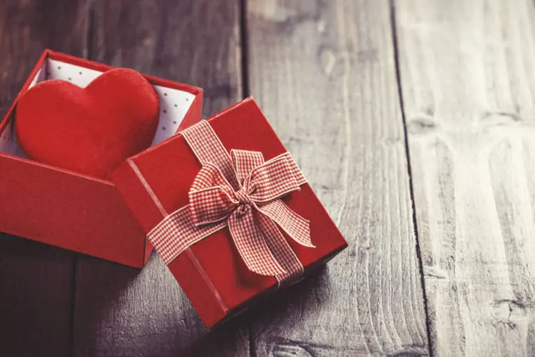 Caixa de presente com coração dentro, para o Dia dos Namorados (foto/Thinkstock)