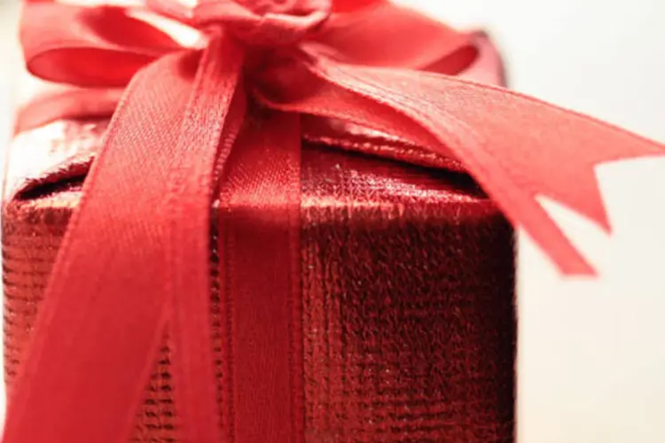 
	Caixa de presente vermelha: valor m&eacute;dio de cada presente deve ser de R$ 65
 (Son Tran / Stock Xchng)