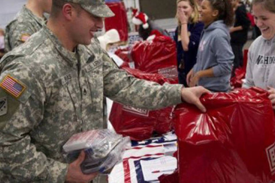 Famílias de militares dos EUA fazem fila para pegar presentes de Natal