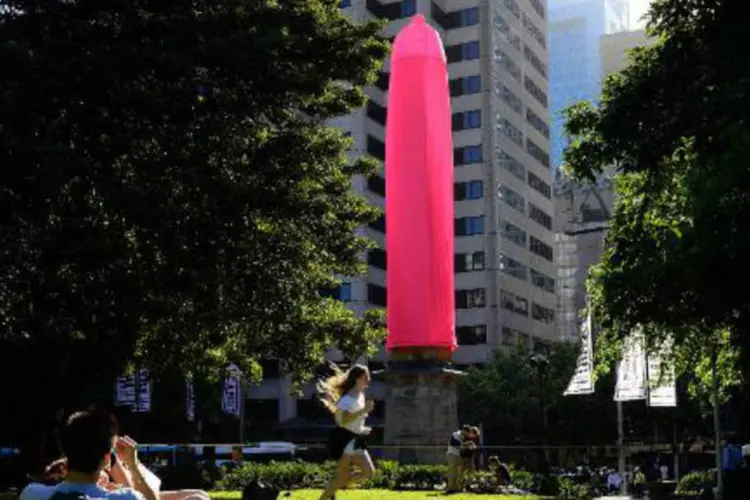 Preservativo colocado no obelisco em Hyde Park, centro de Sydney, em campanha de combate à Aids (Saeed Khan/AFP)