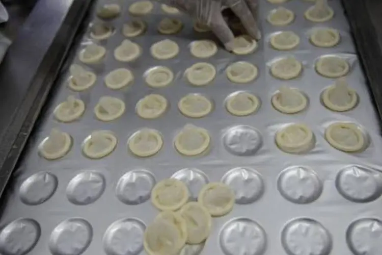 Preservativos produzidos de látex: instalações da "fábrica do amor" custaram 30 milhões de reais e não têm fins lucrativos (Yasuyoshi Chiba/AFP)
