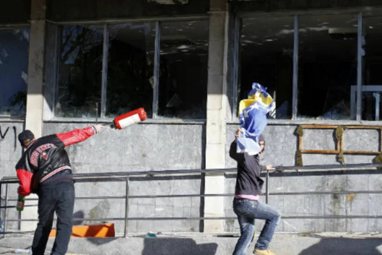 
	Homens lan&ccedil;am objetos contra a sede da presid&ecirc;ncia da B&oacute;snia:&nbsp;fotos e imagens ser&atilde;o usadas&nbsp;na investiga&ccedil;&atilde;o de atos de vandalismo
 (Dado Ruvic/Reuters)