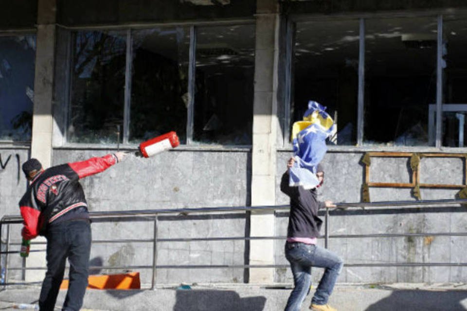 Manifestantes atacam em Sarajevo sede da presidência bósnia