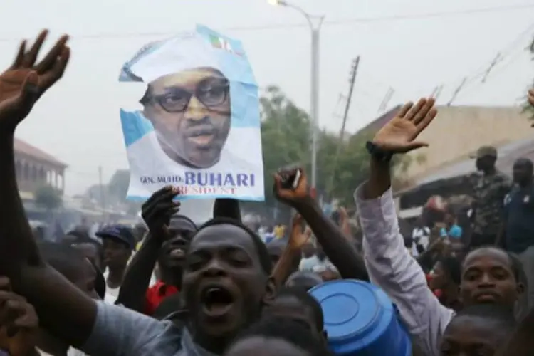 Partidários do candidato presidencial opositor Muhammadu Buhari comemoram sua eleição em Kano, na Nigéria (Goran Tomasevic/Reuters)