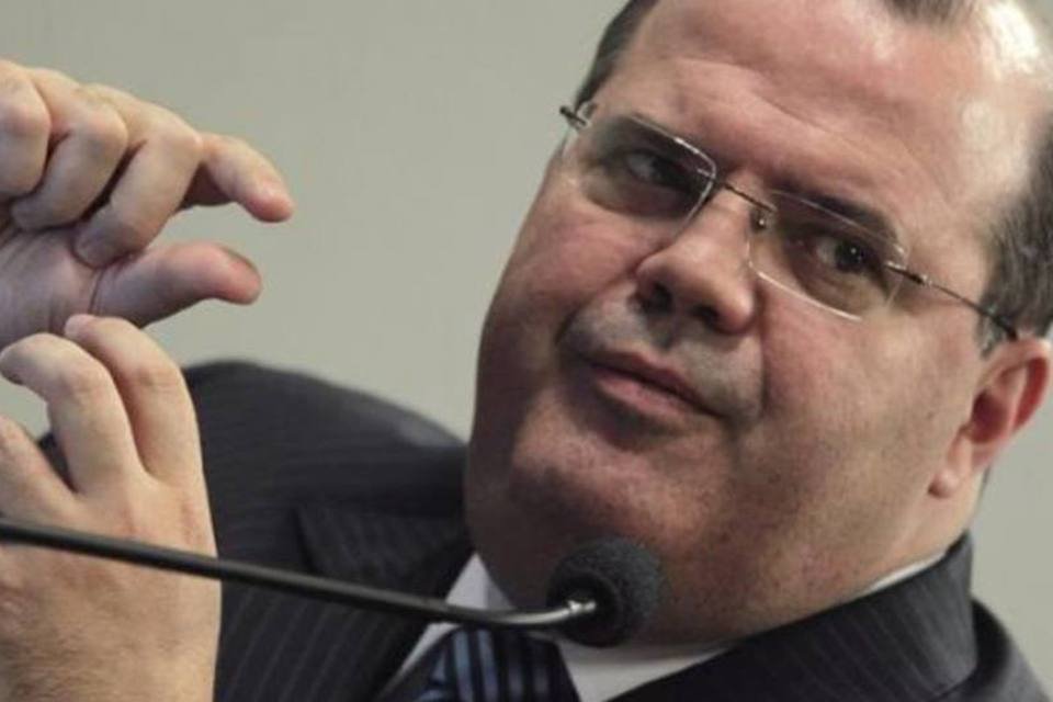 Tombini manda recado sobre inflação e taxas de juros caem